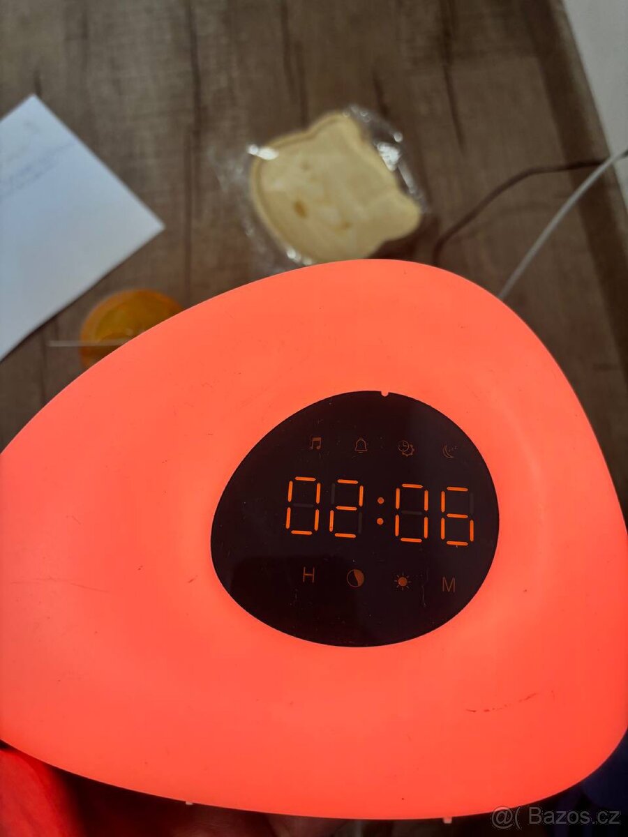 Noční lampa 4v1 – světlo, budík, reproduktor, FM radio ✅