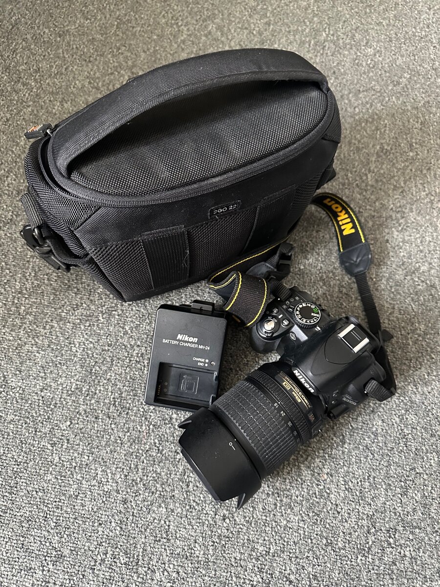 Zrcadlovka Nikon D3100