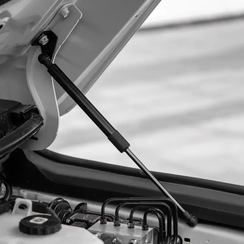 Toyota Land Cruiser 250 plynové vzpěry přední kapoty.