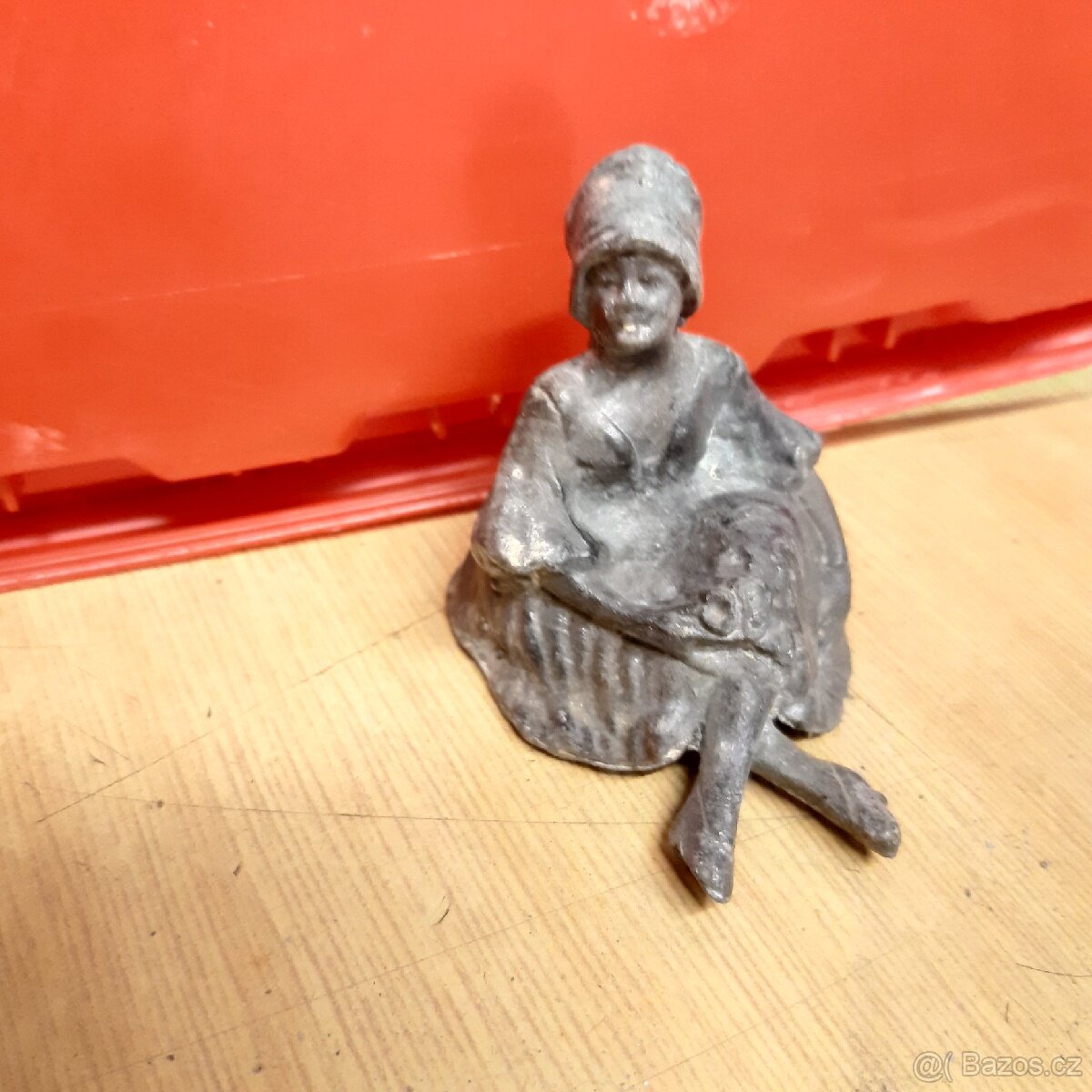 Prodám starou sošku vesnická dívka