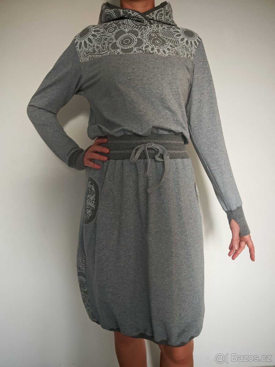 Světle šedé teplákové šaty The Tailors, v. M