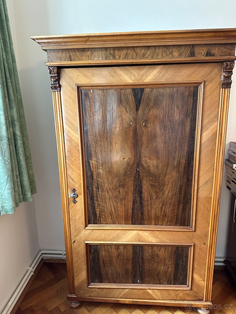Starožitná šatní skříň
