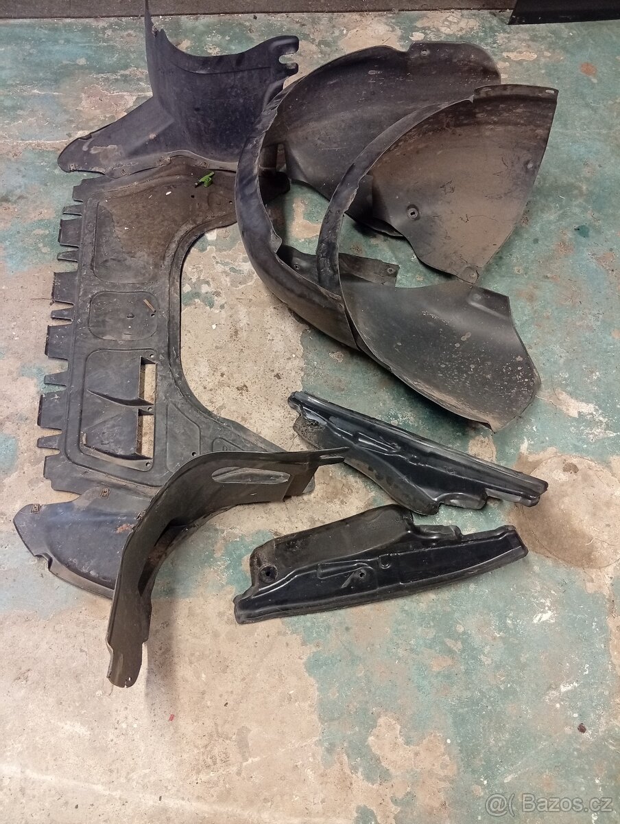Prodám spodní část krytu motoru,přední podběhy na VW golf 5