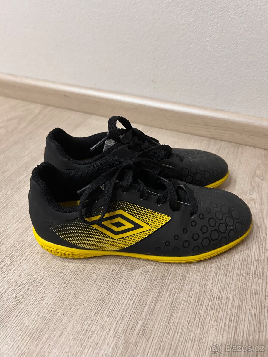 Sálová obuv Umbro velikost 30