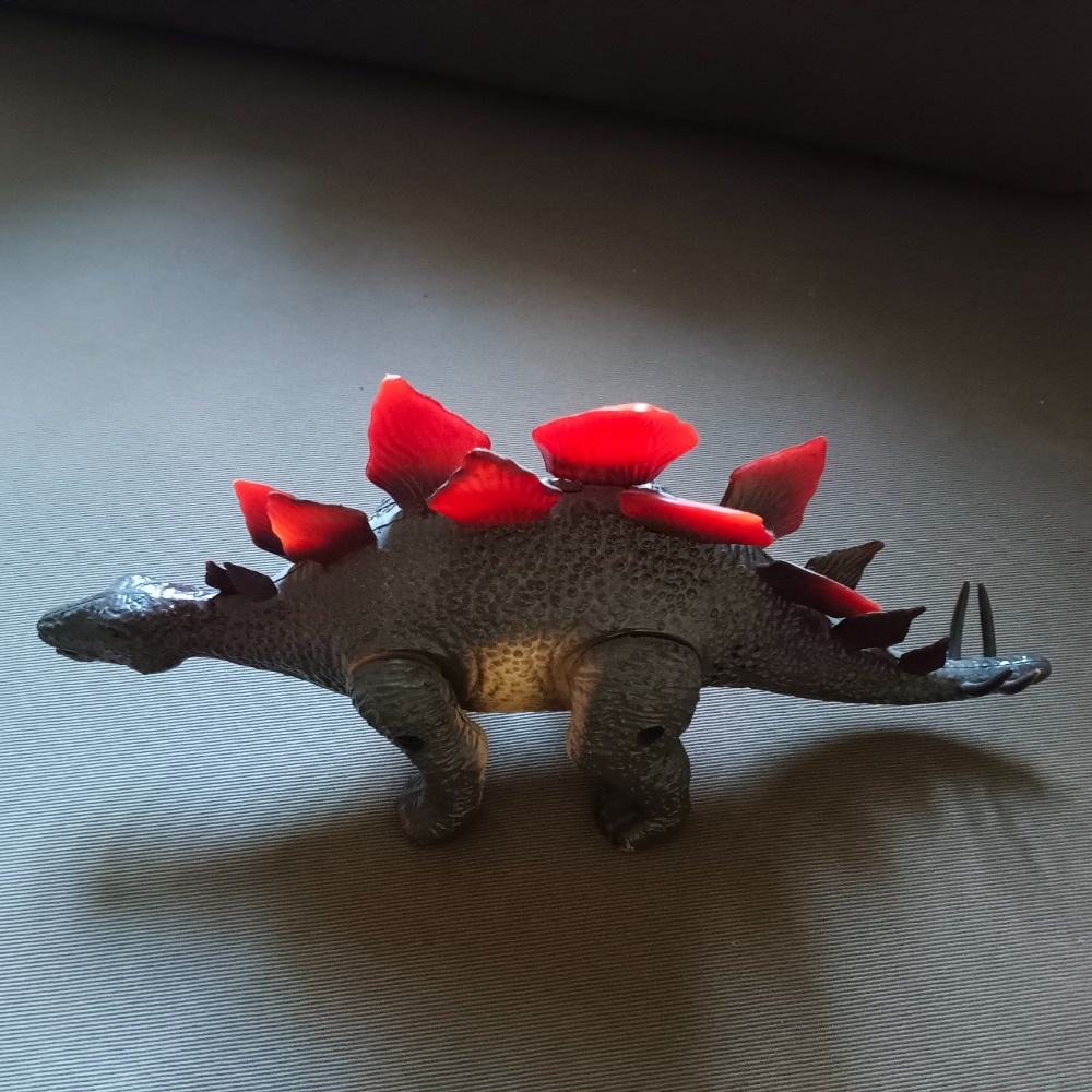 plastový chodící dinosaurus