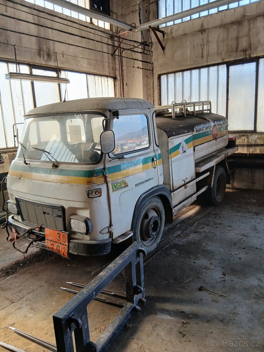 Avia A31 cisterna na PHM.