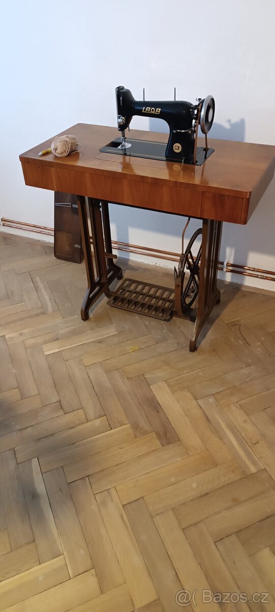 Šicí stroj Lada
