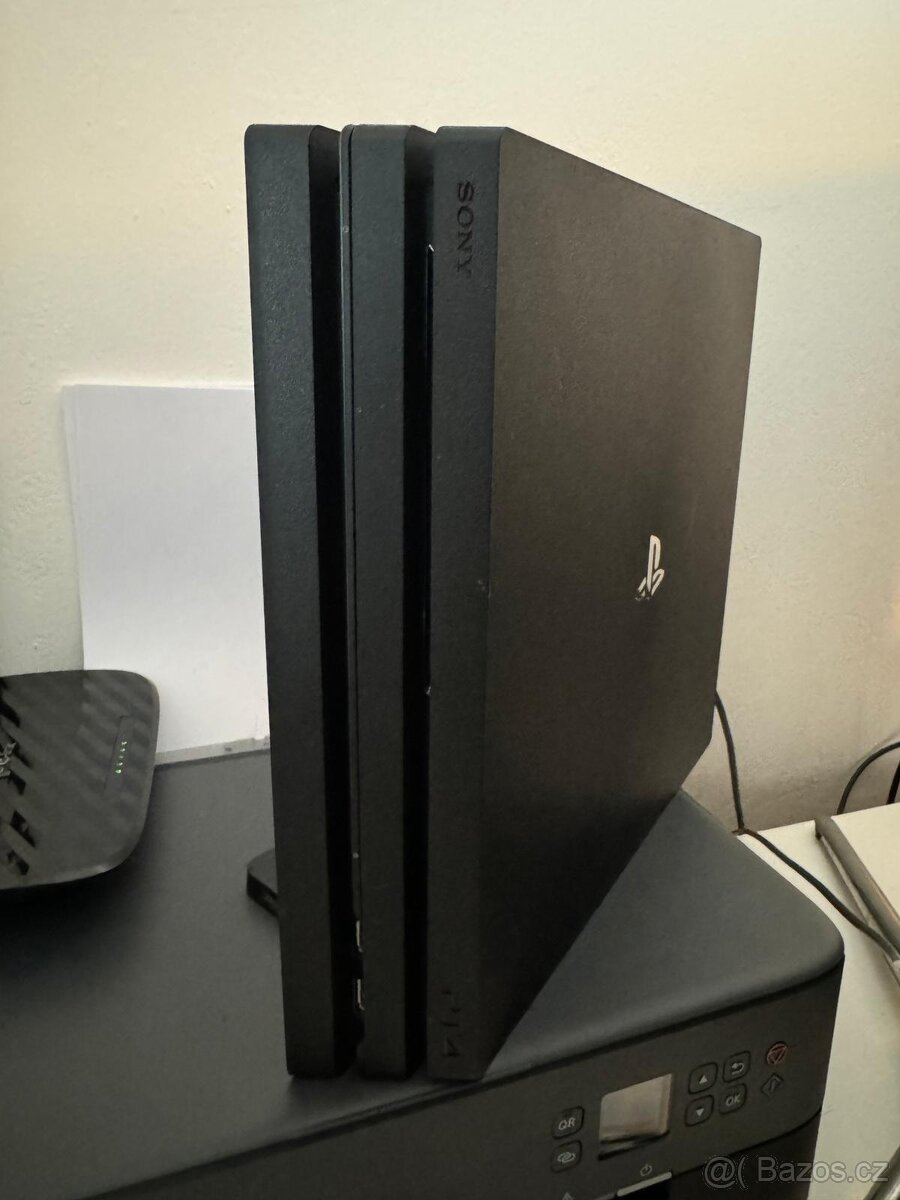 PlayStation 4 PRO 1TB + dva ovladače a nabíjecí stanice.