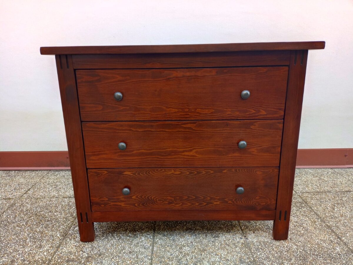 nábytek z masívu, komoda starožitný styl