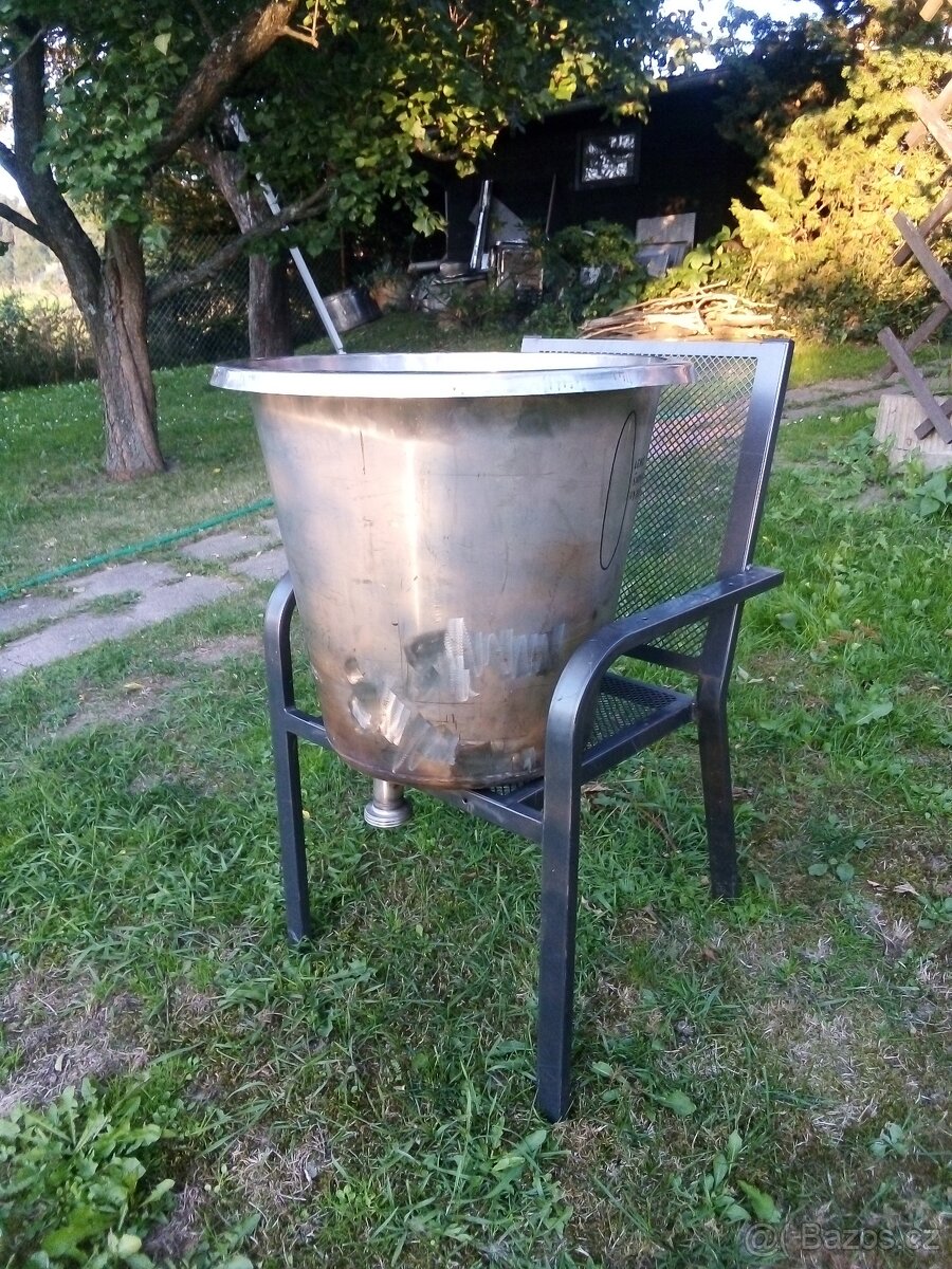 Nerezová INOX nádoba s lemem, výpustní dírou a přírubou.