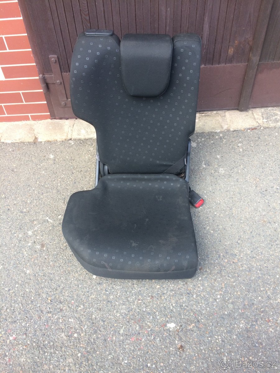 Toyota Yaris - zadní dělené sedalo