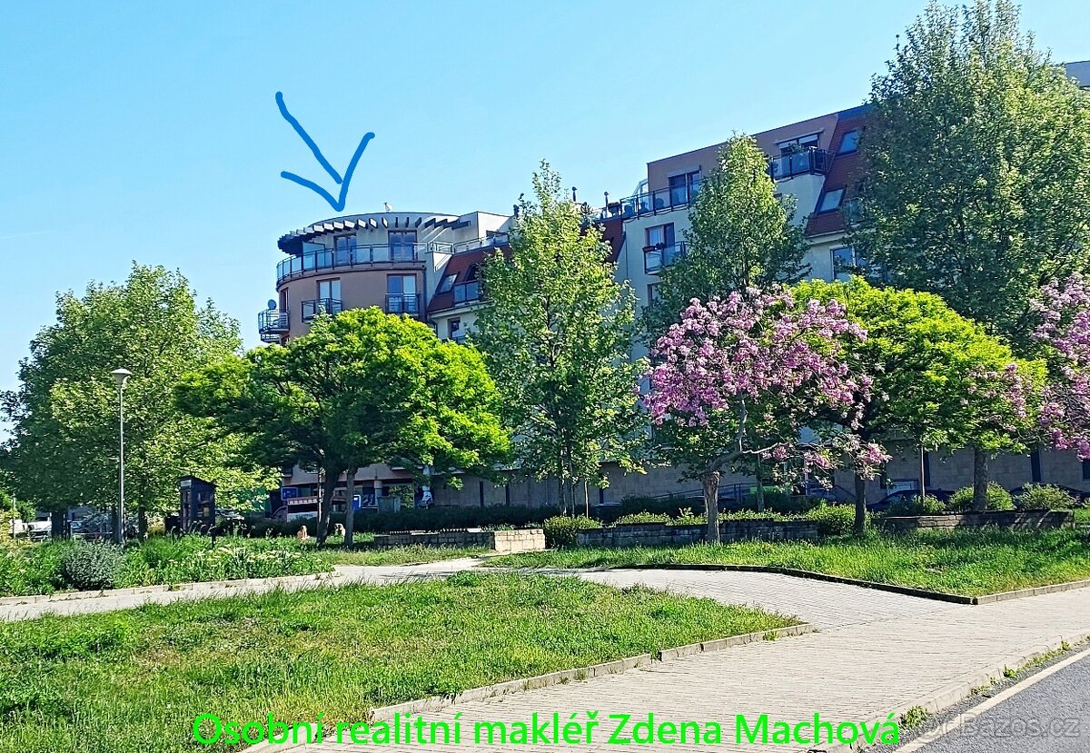 Pronájem velkého bytu s terasou, 2x park,stání, 2x sklep