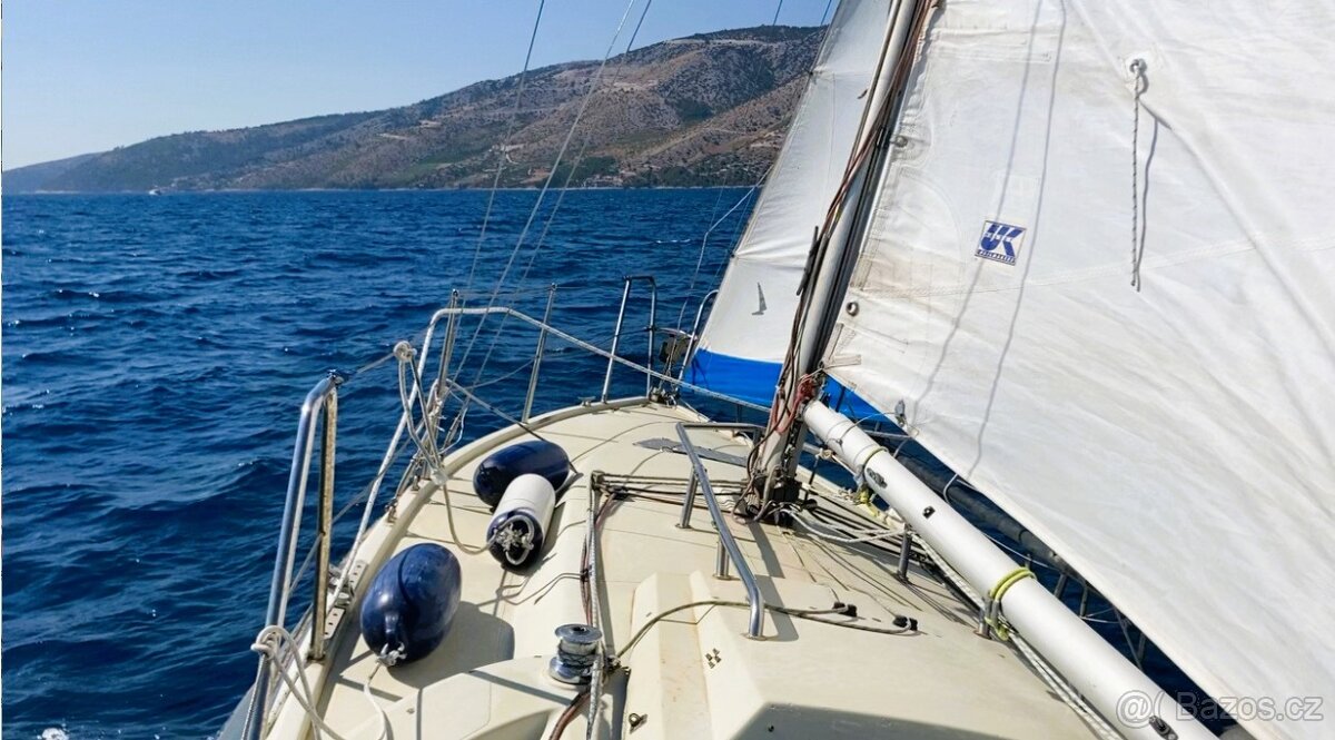 Plachetnice Bavaria 808 v Chorvatsku na vodě
