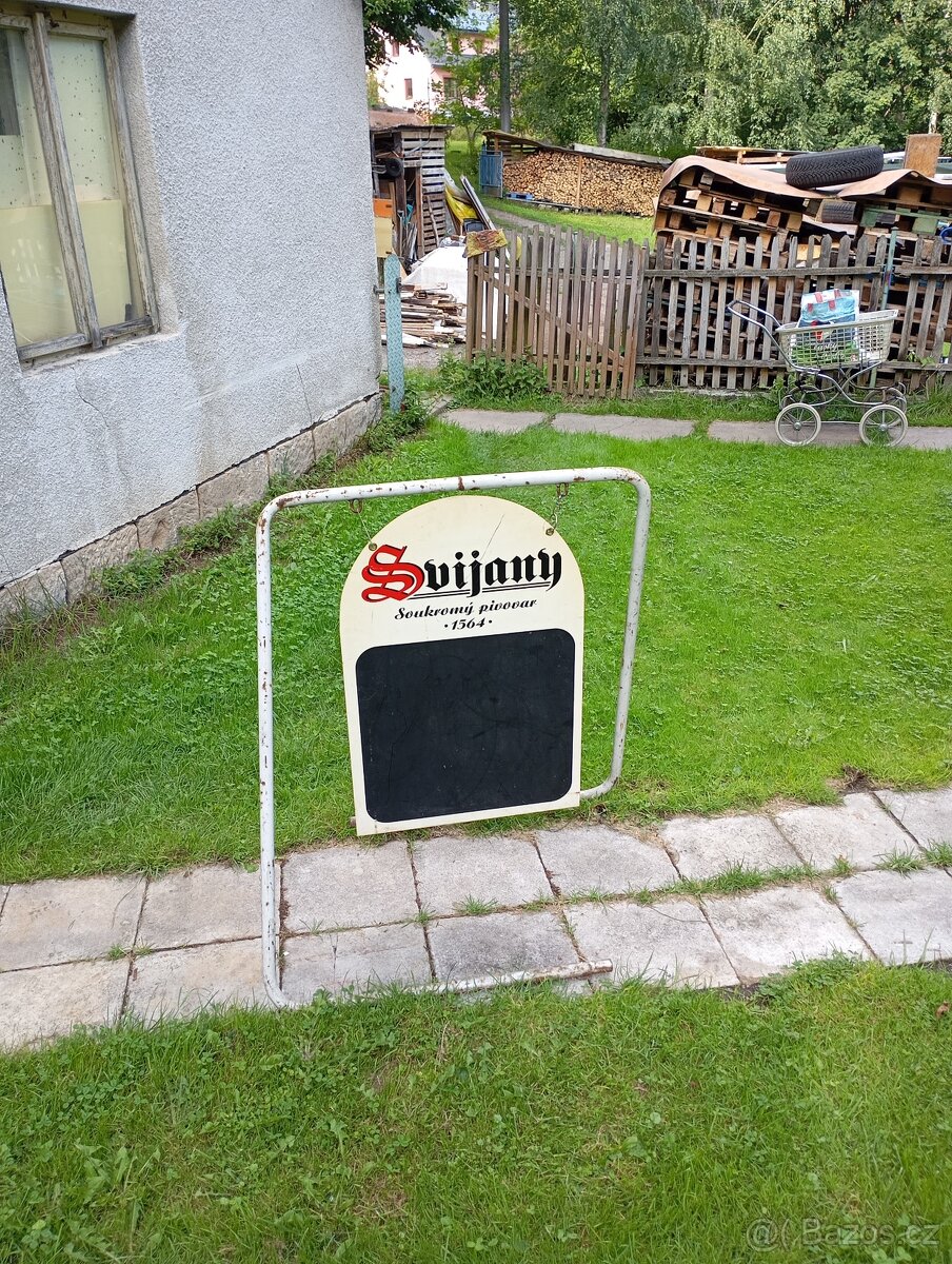Reklamní cedule s držákem.