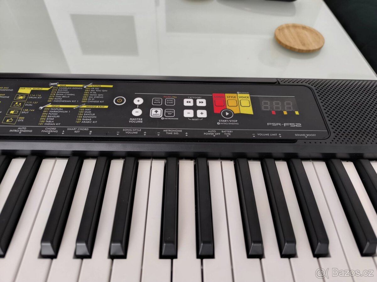 Klávesy YAMAHA PSR-F52 včetně ochraného pouzdra v záruce