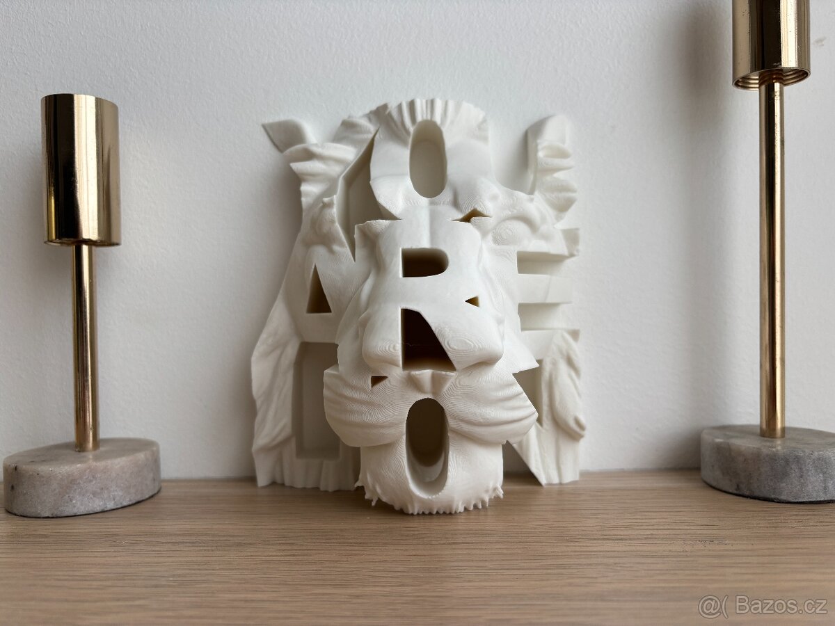 Socha lví hlavy svítící ve tmě – „You Are Lion“