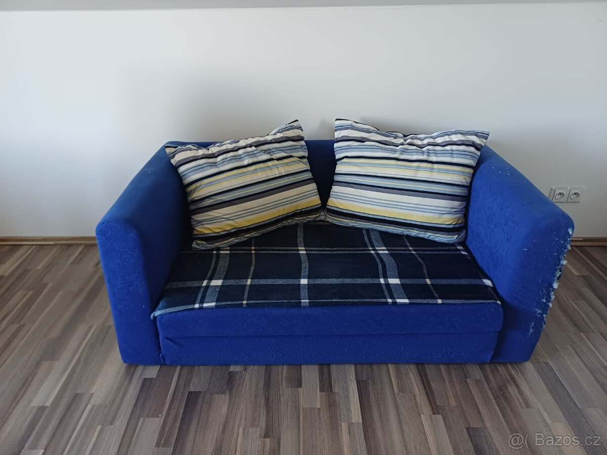 Moderní rozkládací sedačka v modrém provedení