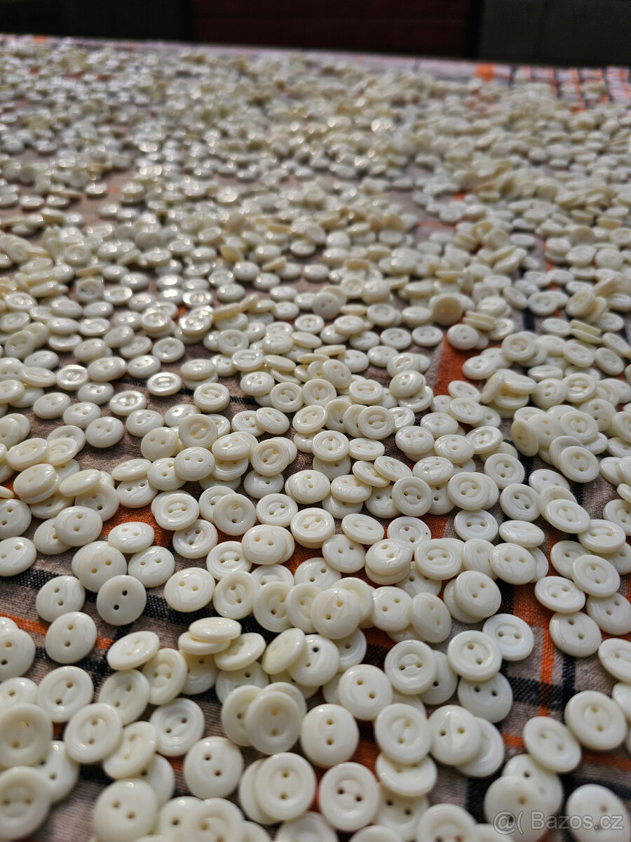 Bílé skleněné knoflíky