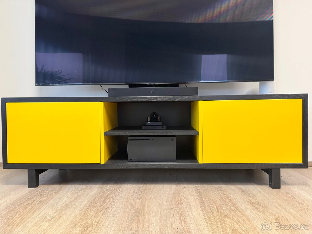 Designová TV skříňka na míru (lak MDF, masiv, Blum)