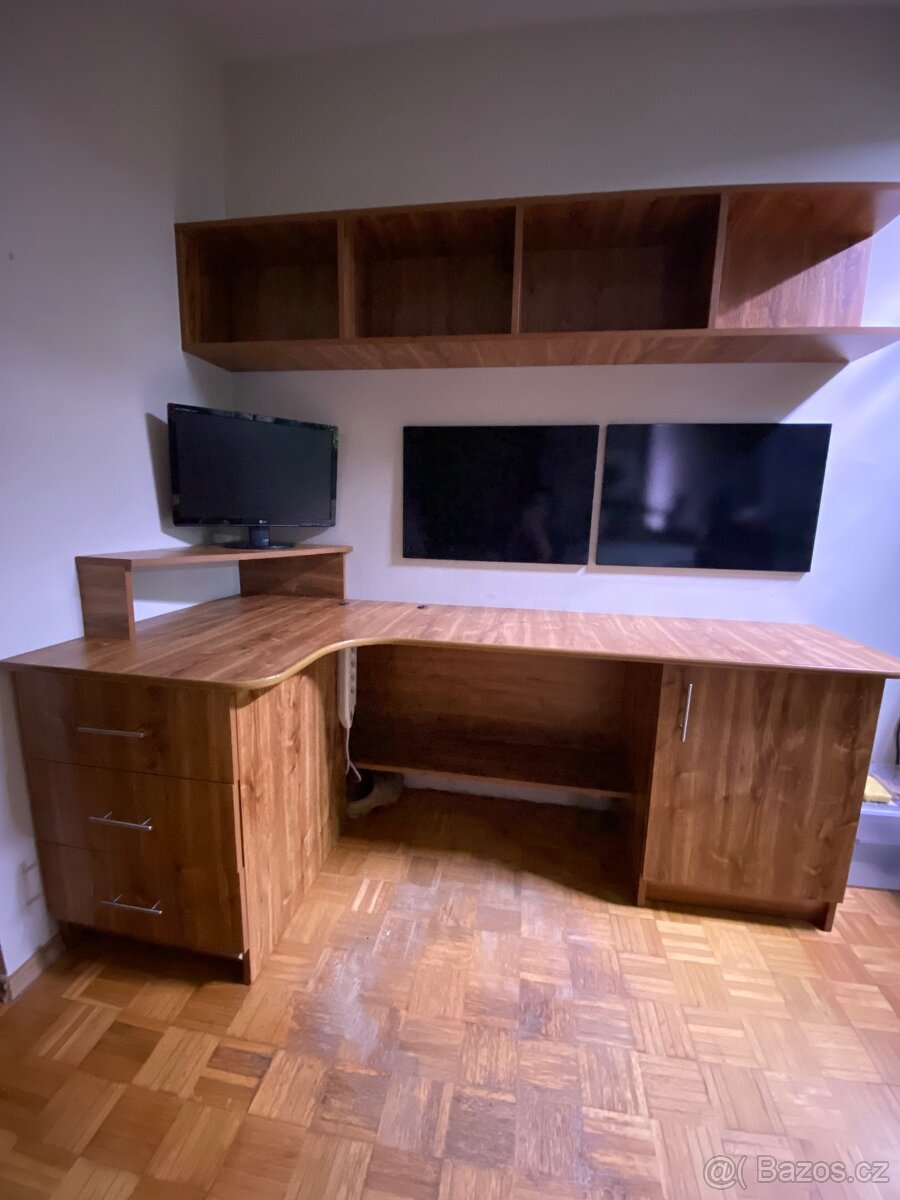 Rohový psací stůl