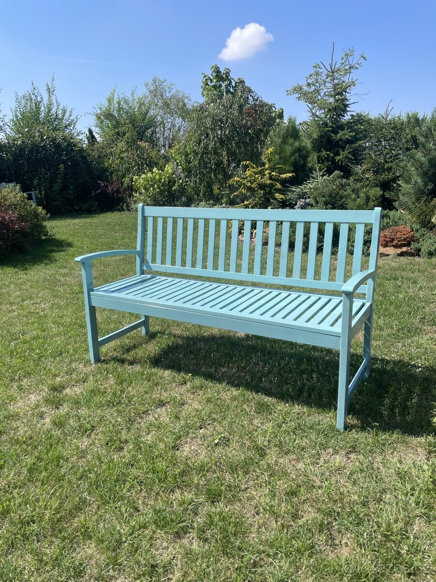 Lesklá modrá lavička