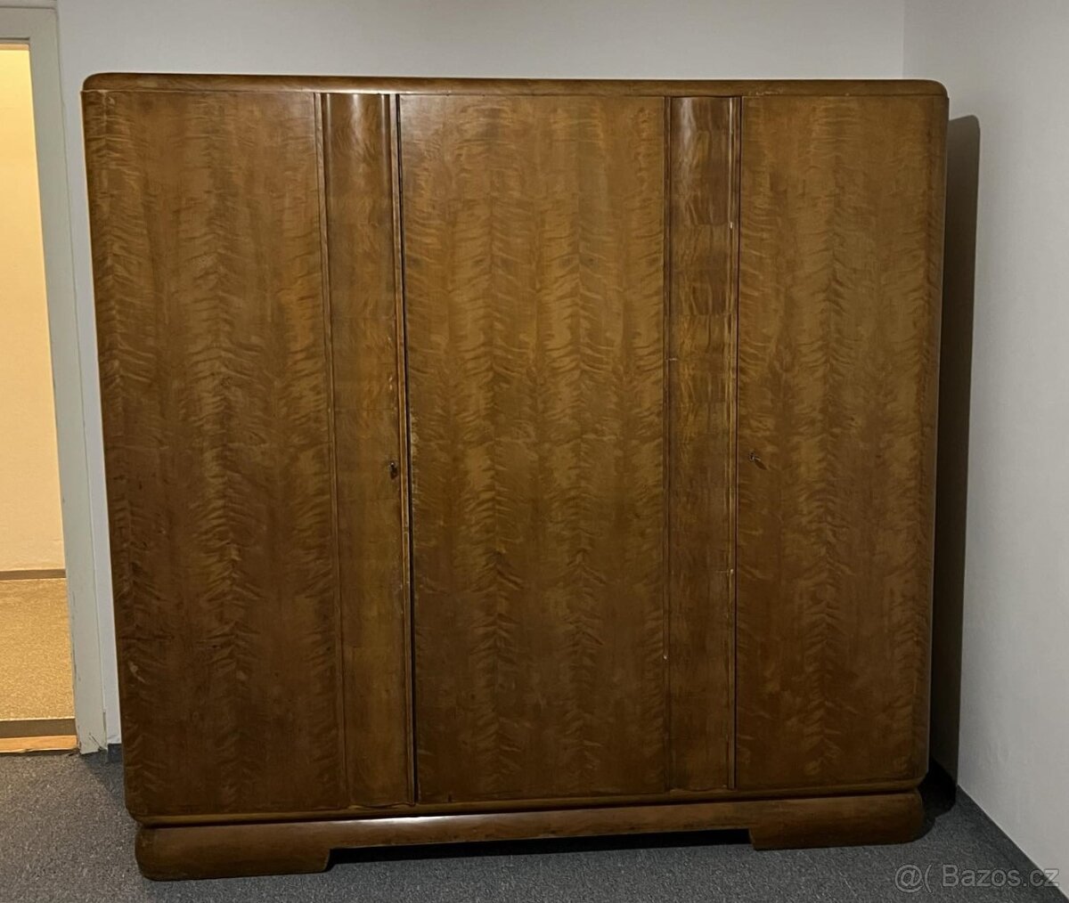 Šatní skříň dřevěná retro
