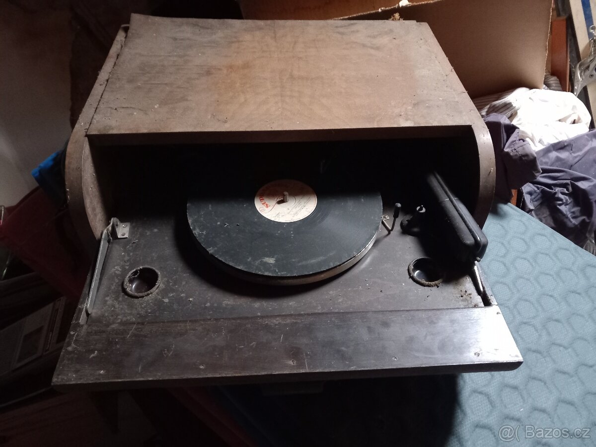velmi starý gramofon