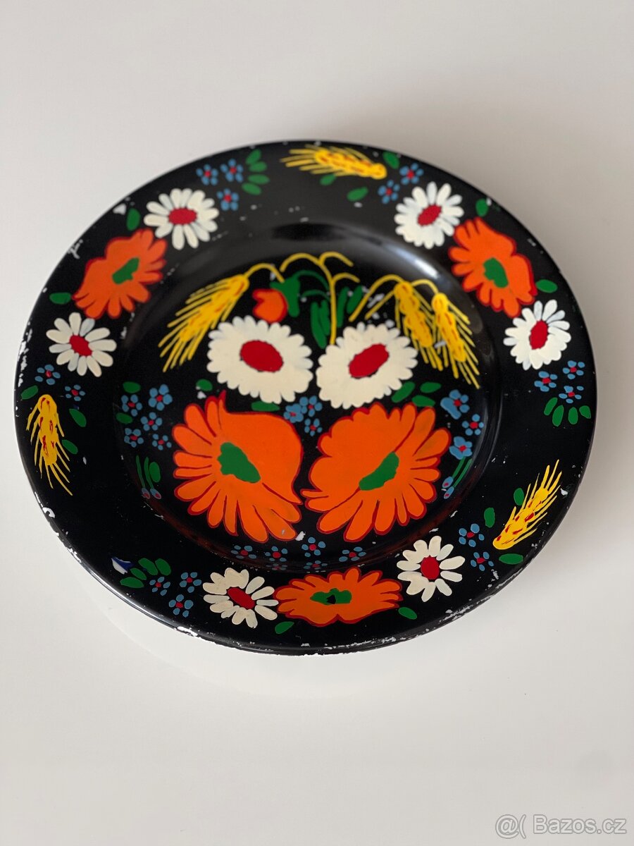 Porcelánový talíř,luční kvítí -značeno