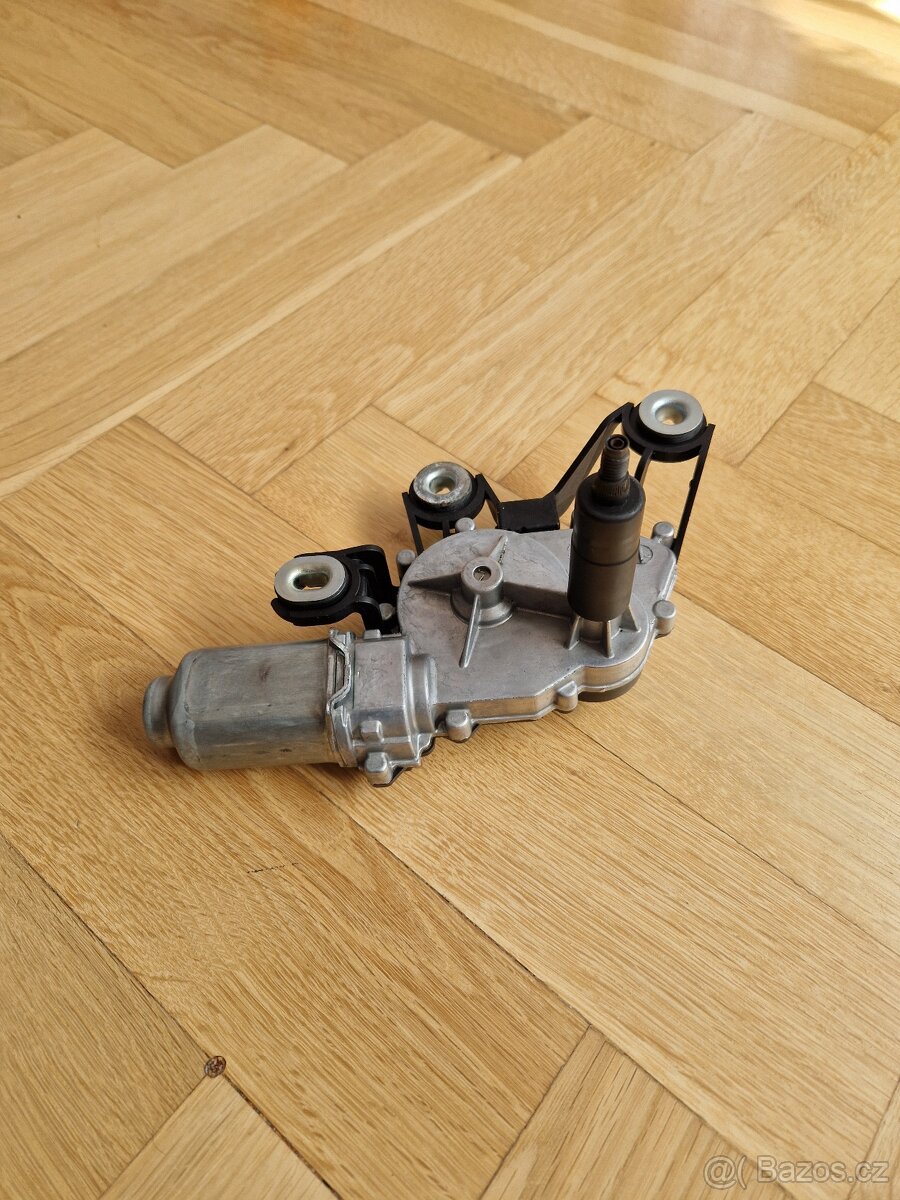 Motorek zadního stěrače