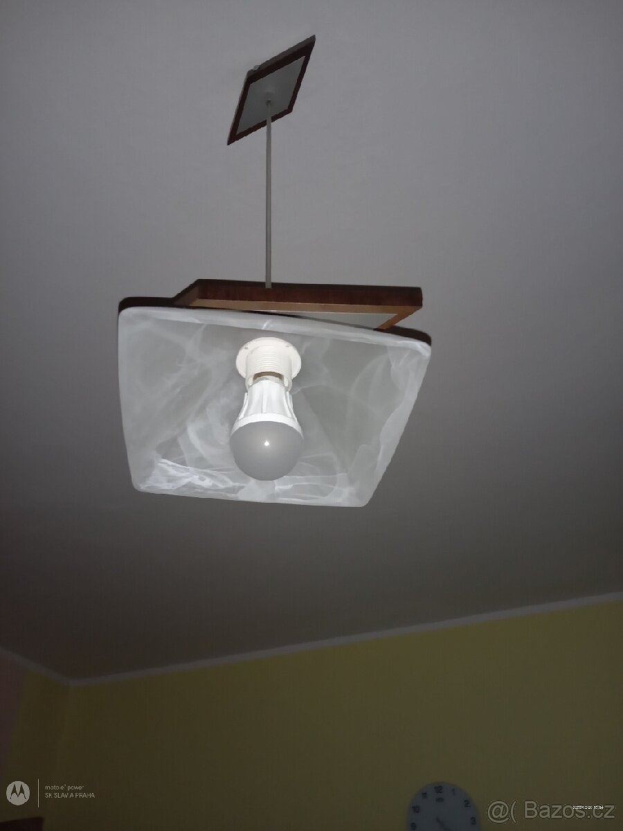 Sklodřevěný lustr