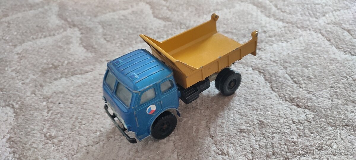 Kovový model auta náklaďák