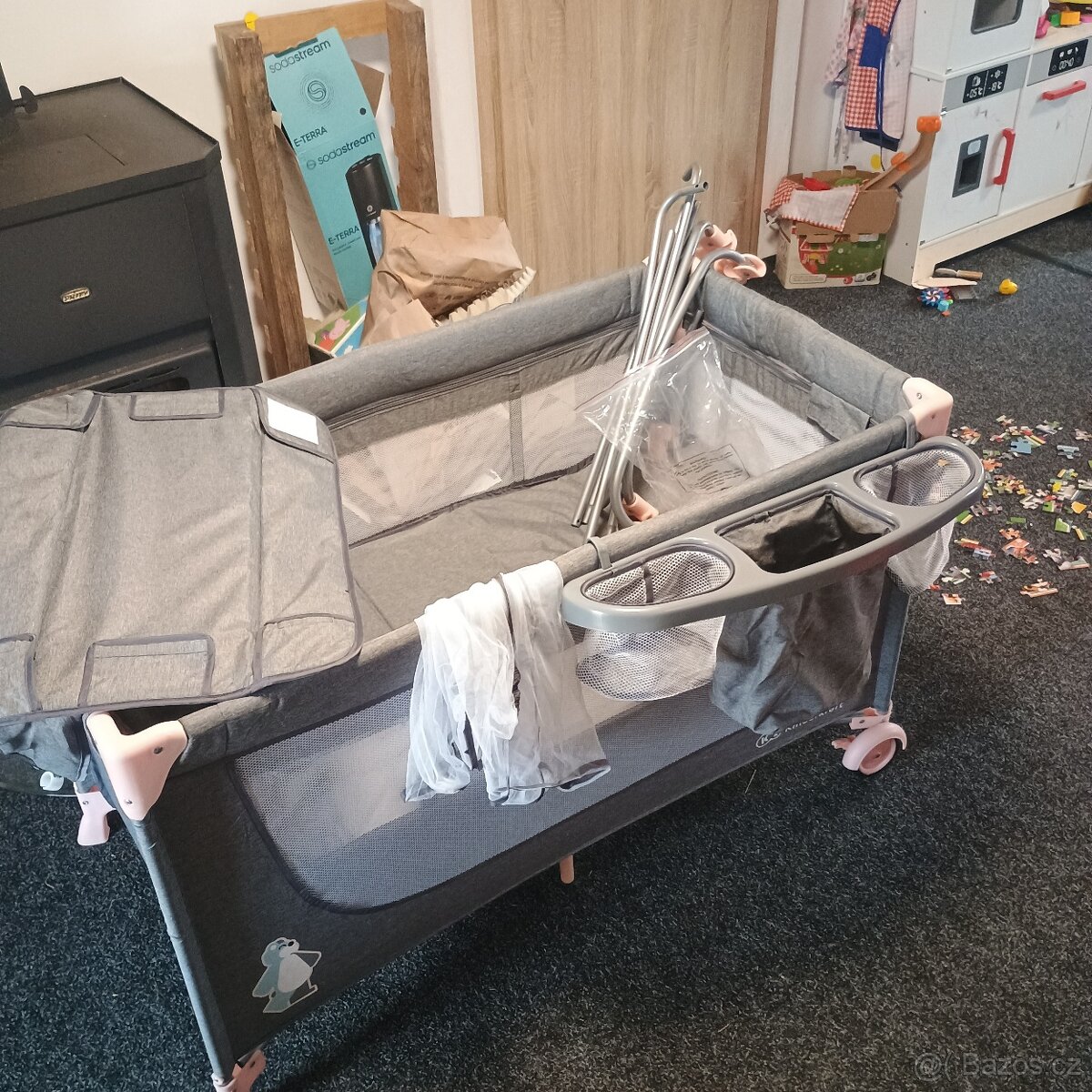 Dětská postýlka Kinderkraft + přebalovák + síť + držák pití