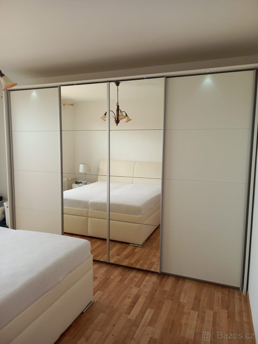 Šatní skříň bílá 316x230x62