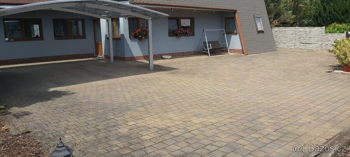 Obytná plocha 270m2+garáž pro 4 auta+kryté stáni pro 2 a