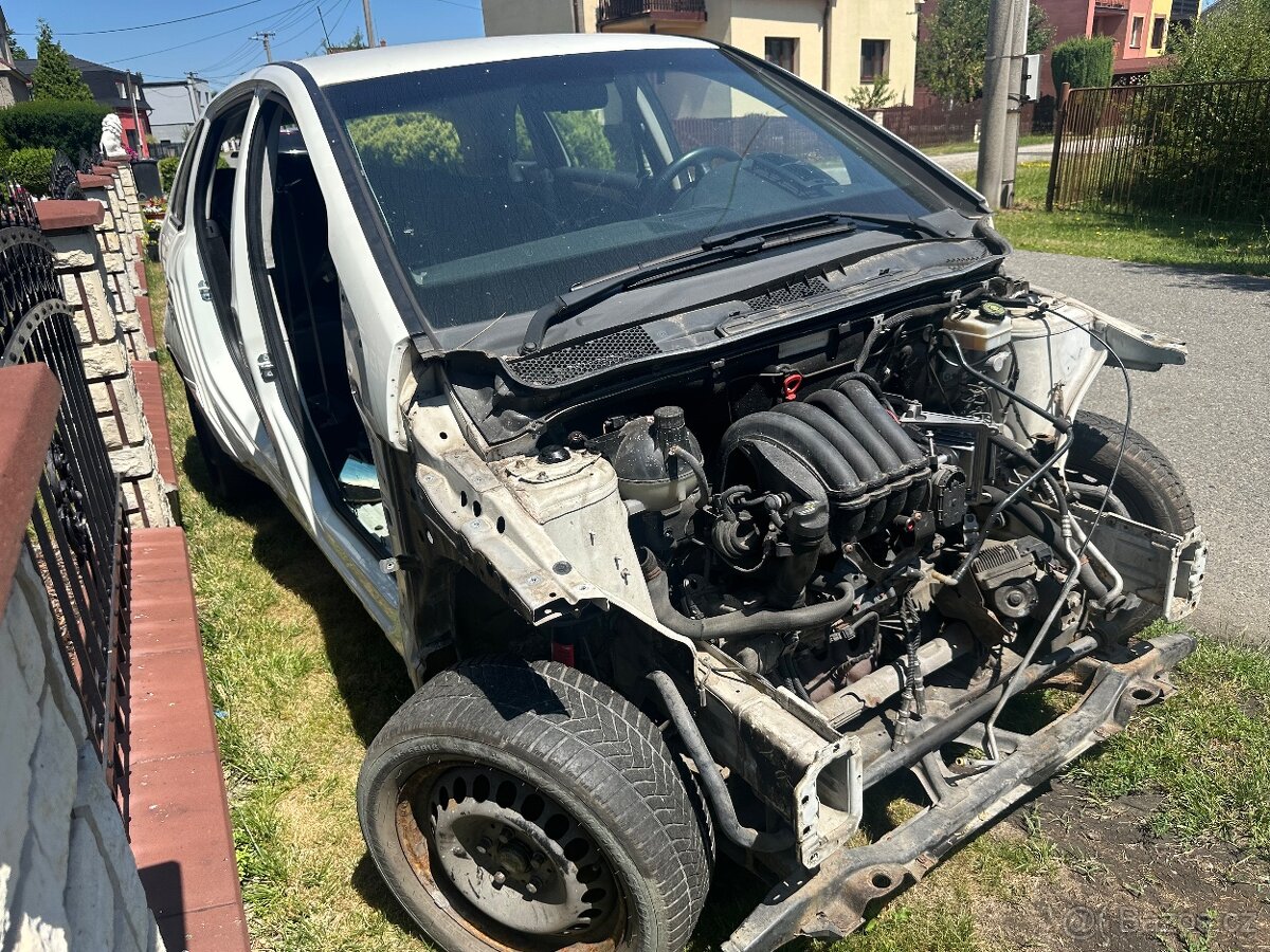 Prodám všechny Nd z Mercedes b170 rok:2008 1.7 85kw