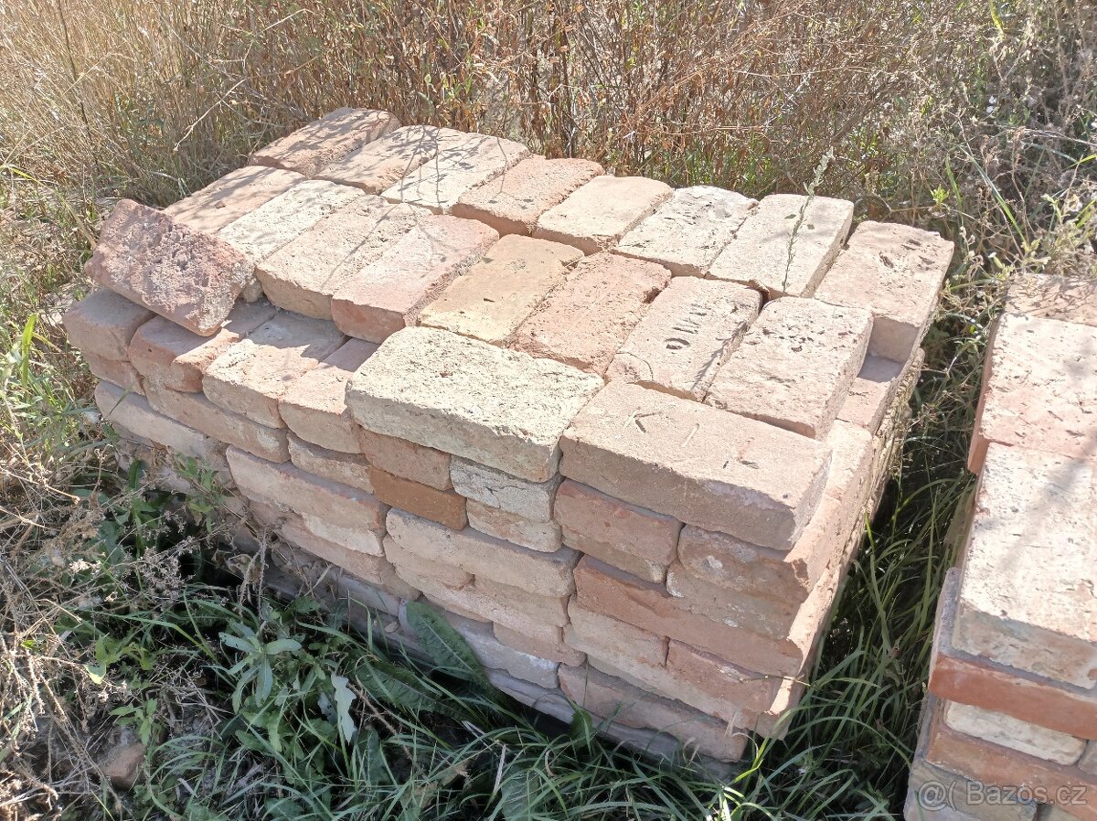 Staré cihly zvonilky