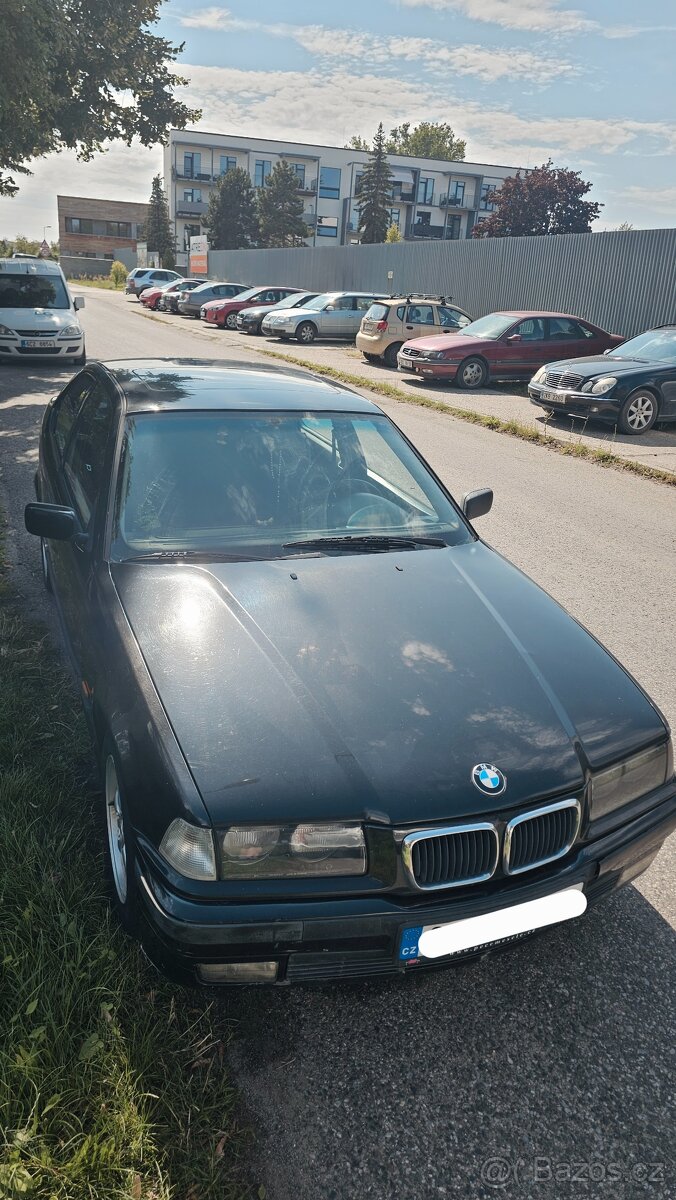 BMW E36 ve slušném stavu.
