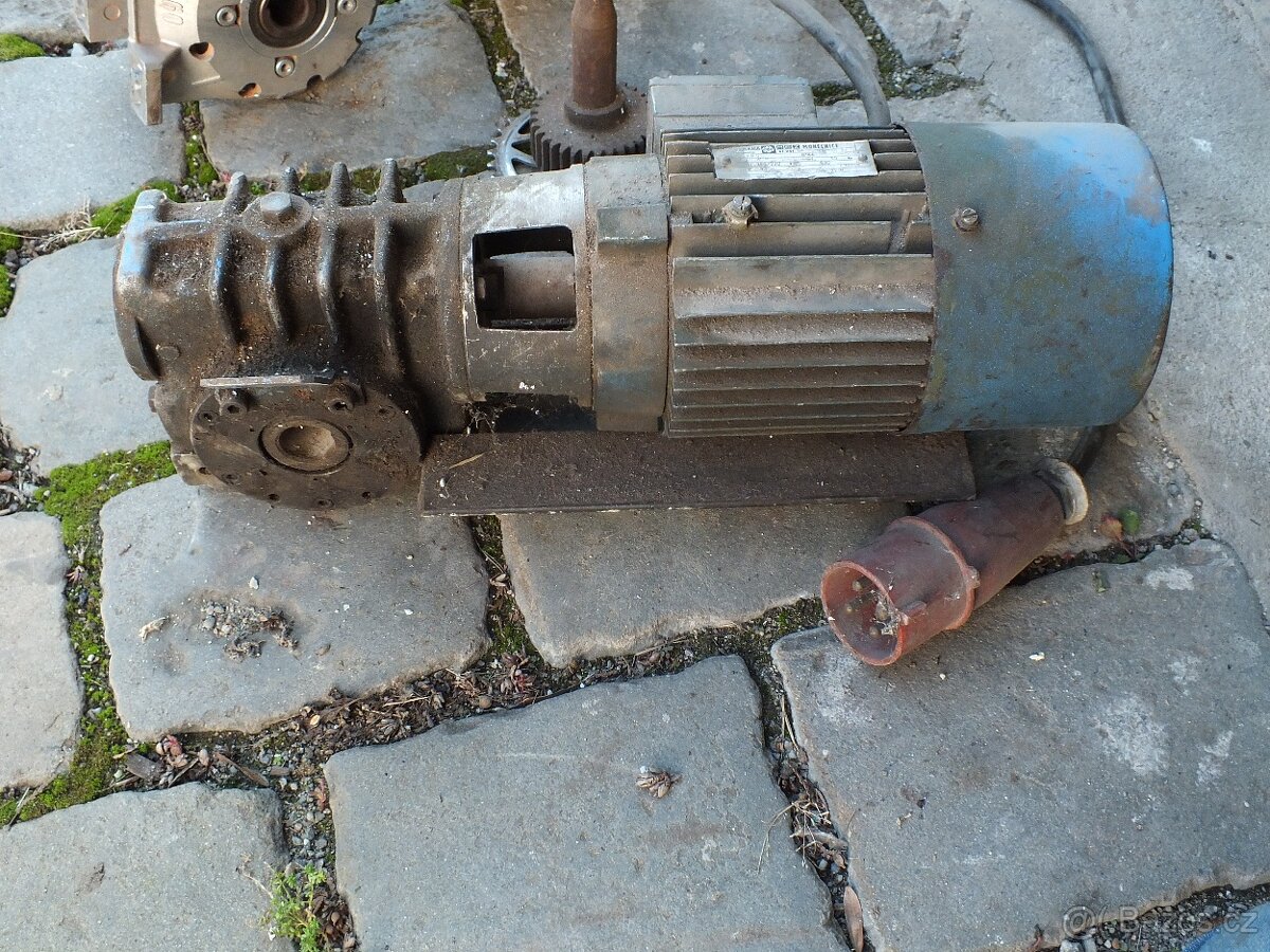 Elektromotor s převodovkou