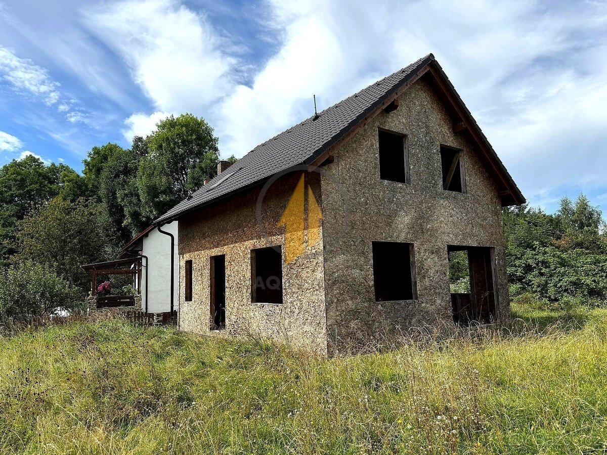 Prodej stavebního pozemku o výměře 800 m² s rozestavěnou sta