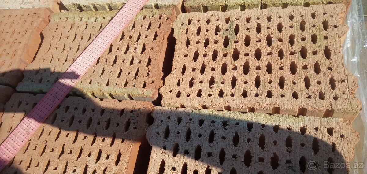 Prodám cca paletu cihel poroterm 37x24x25
