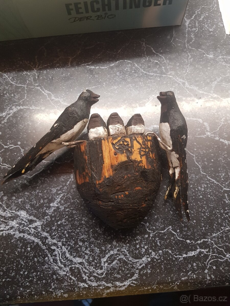 Starozitna drevorezba-vlaštovky.