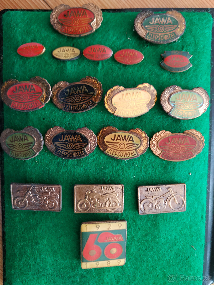 Různé staré odznaky