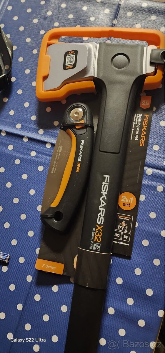 Sekera Fiskars + skládací pila (2v1)