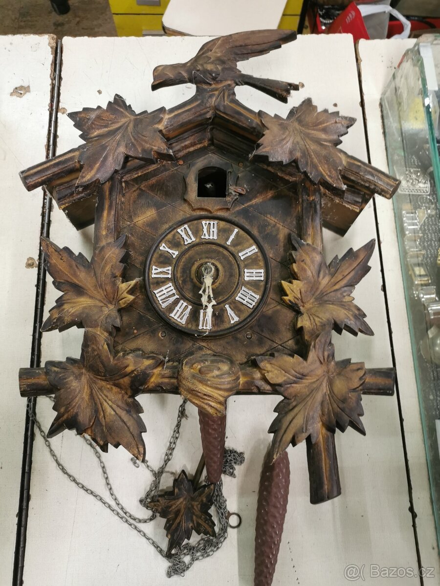 Staré hodiny, kukačky.