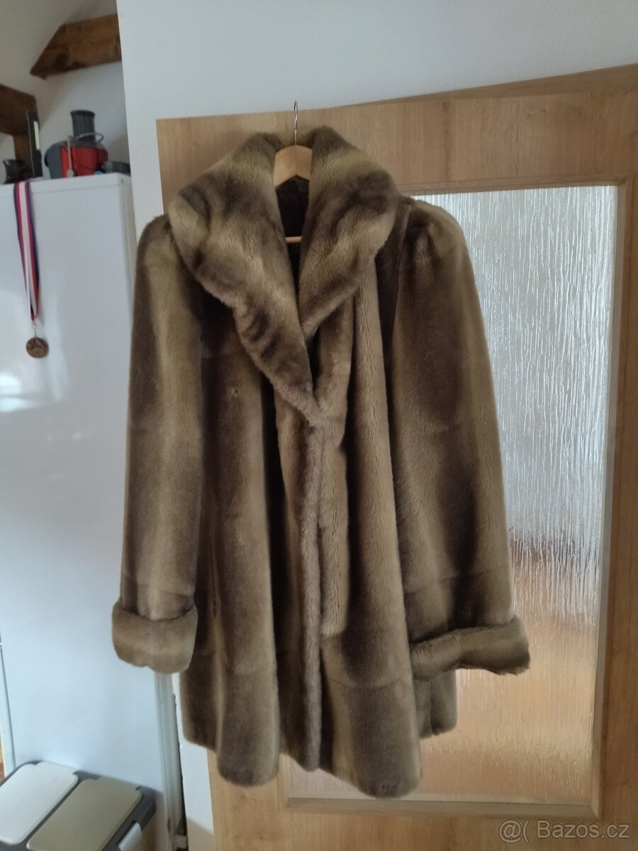 Dámský kabát z pravé kožešiny Kožešnická, a. s. Hlinsko