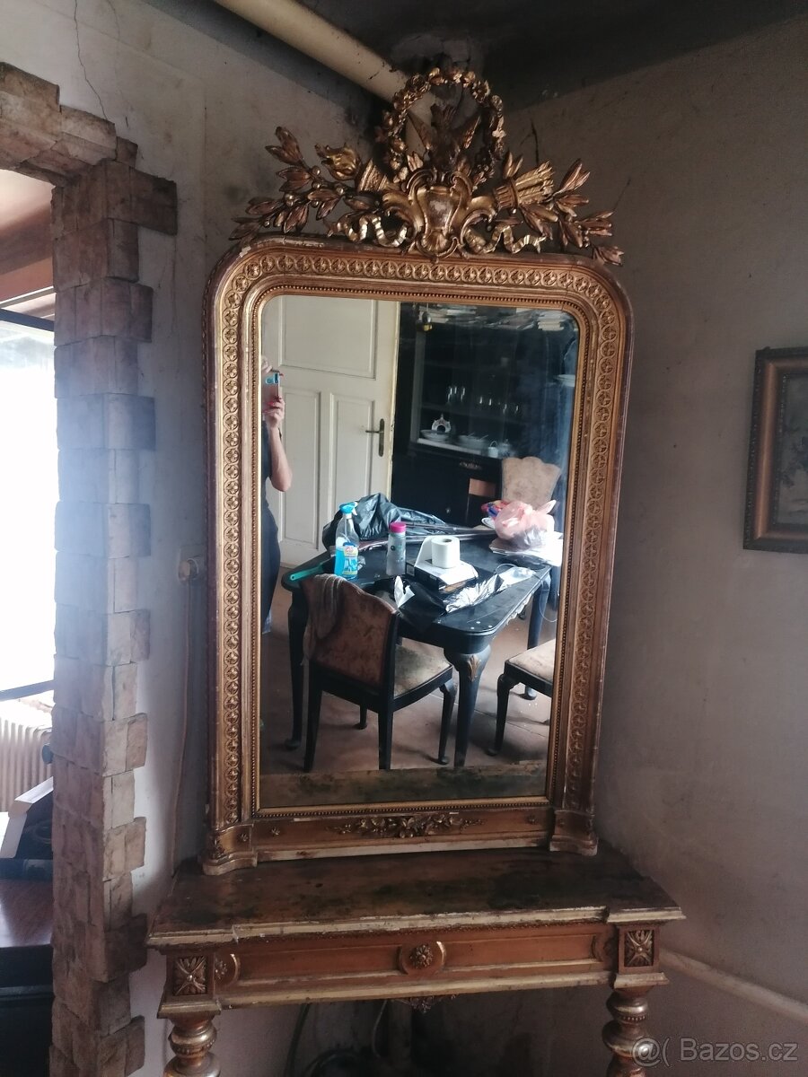 Starožitné zrkadlo a starožitný stol