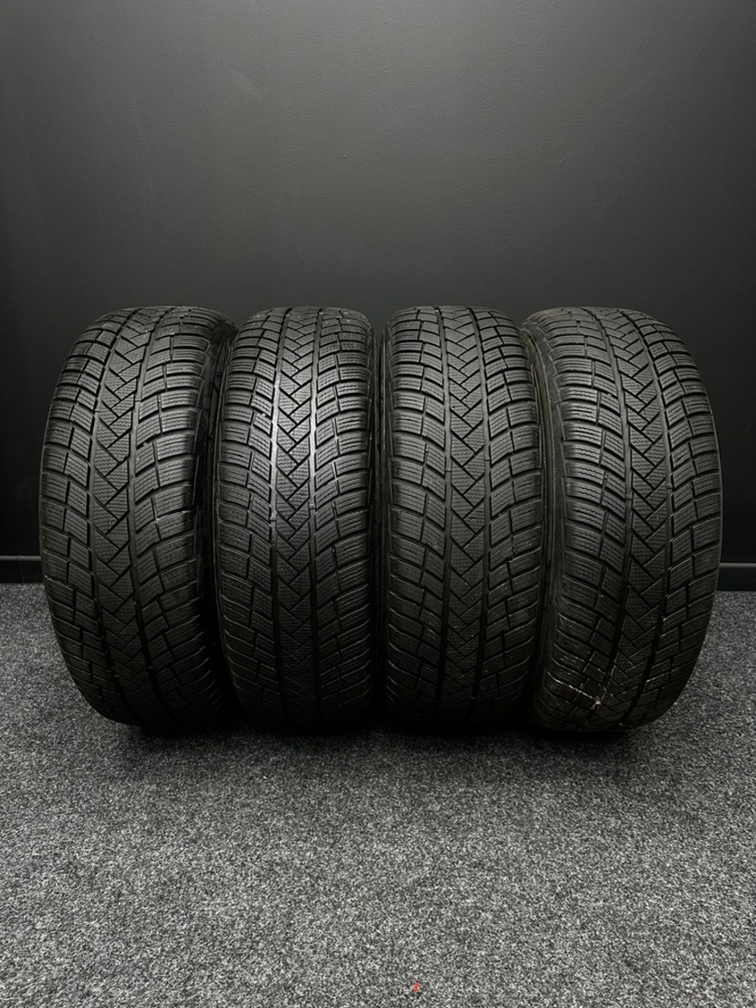 Sada pneu Vredestein 235/65/17 108V