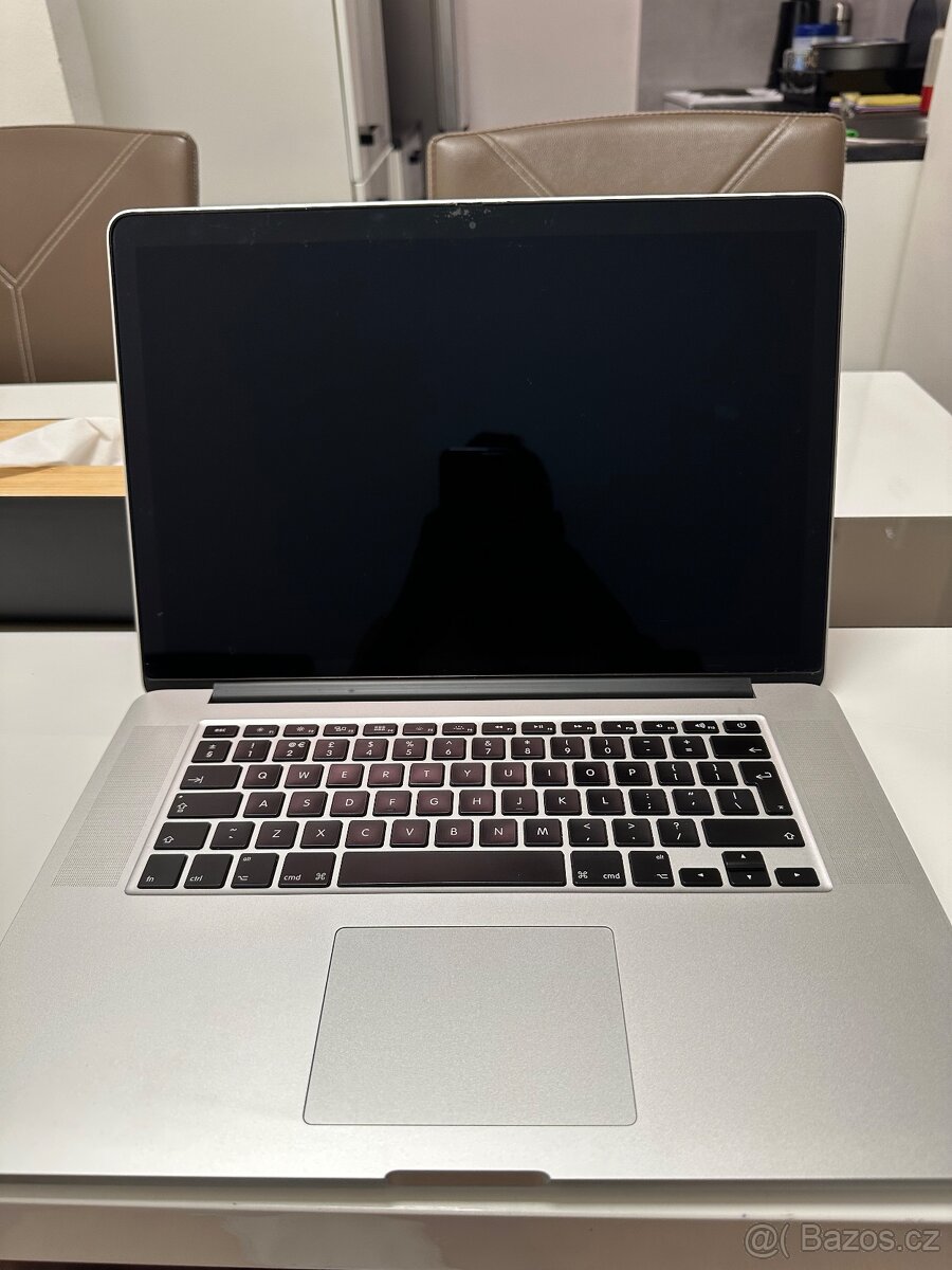 MacBook na díly