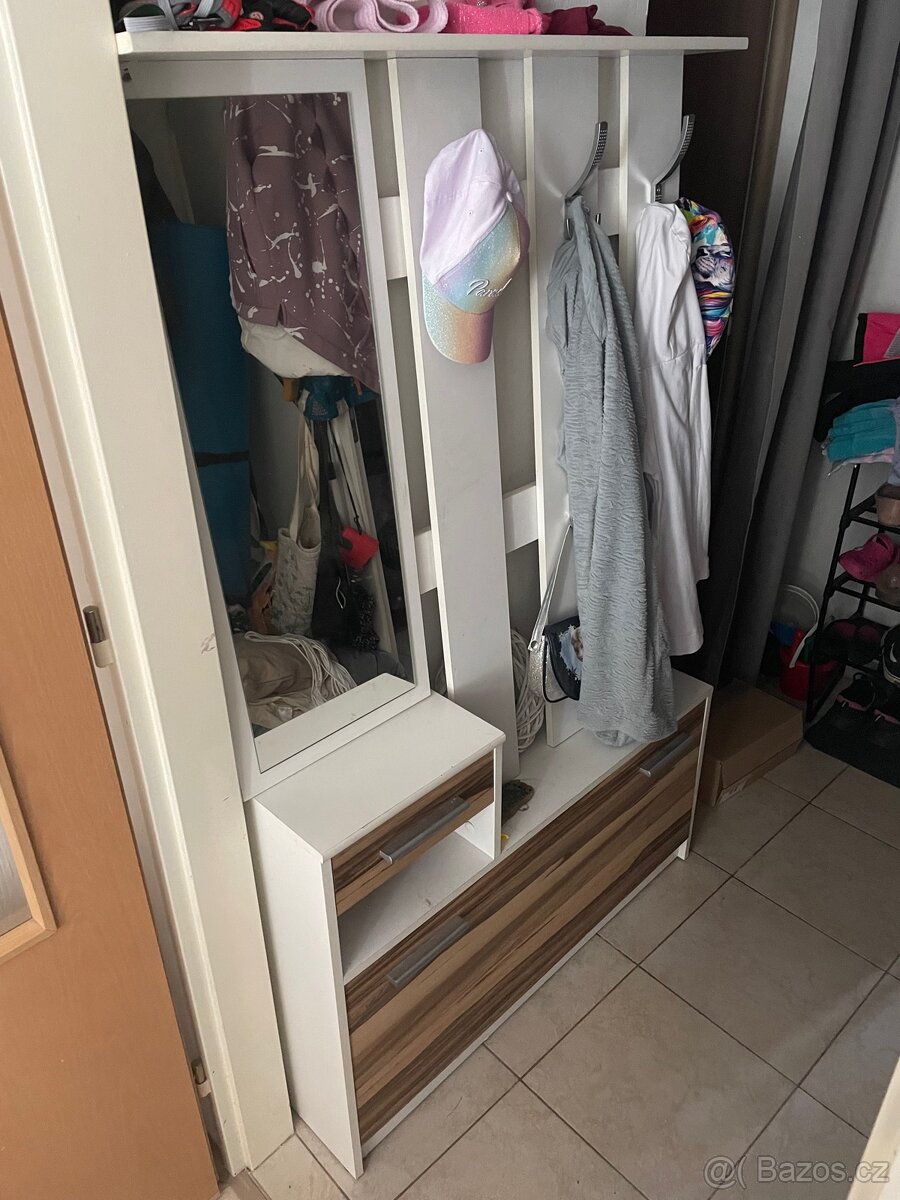 Skříňka do chodby a botník