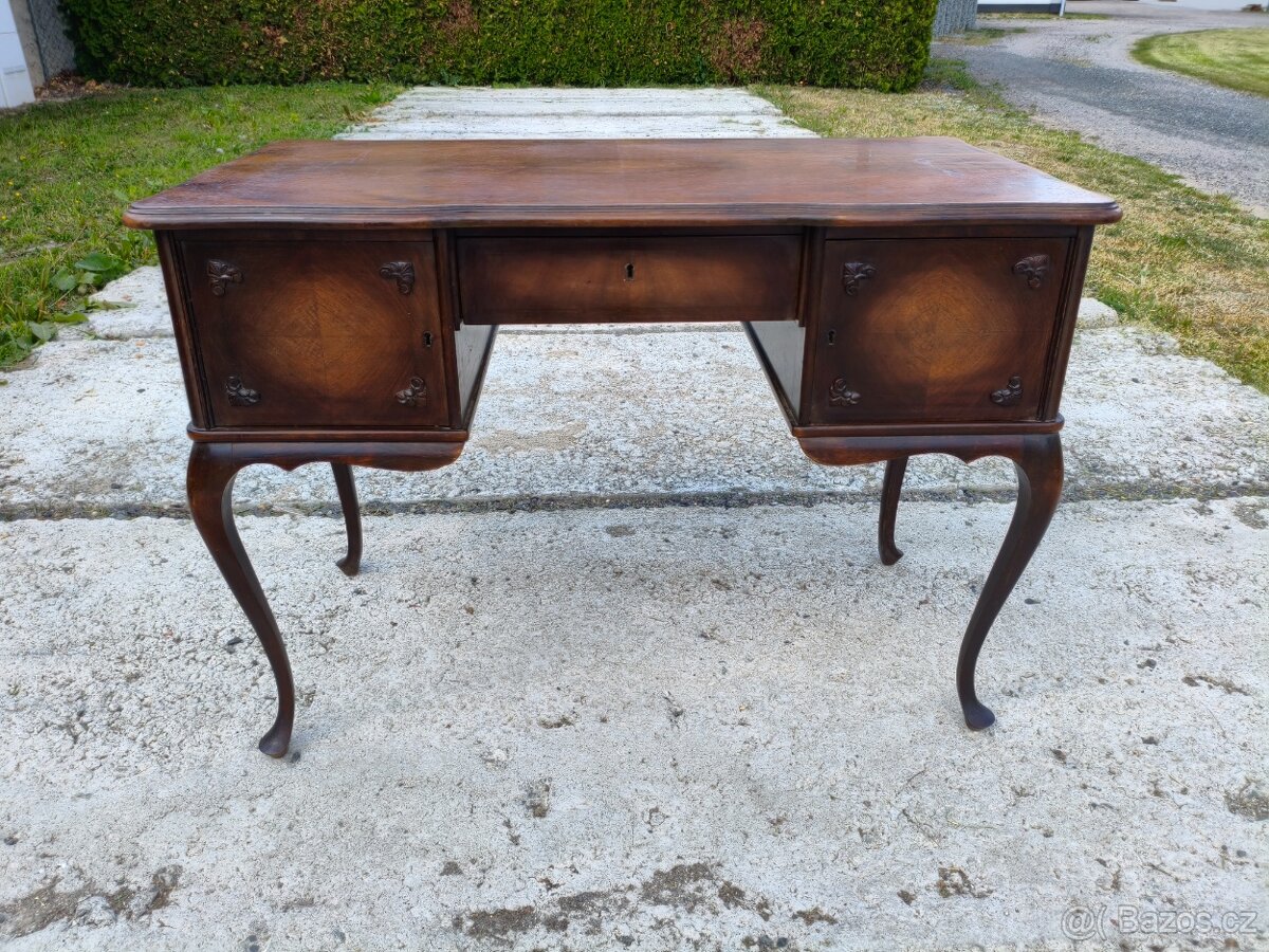 Prostorový psací stůl v ořechové kořenici